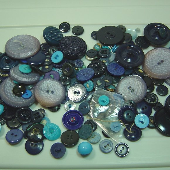 Mixed lot of blue & navy buttons - Picture 1 of 3